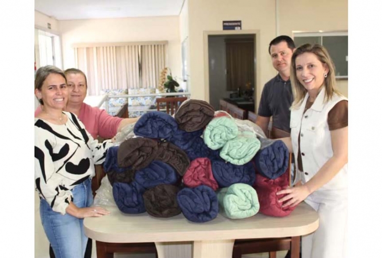 Entrega de mantas para a Santa Casa de Taguaí