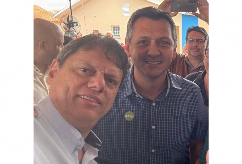 Governador Tarcísio de Freitas com o vice-prefeito Rafael