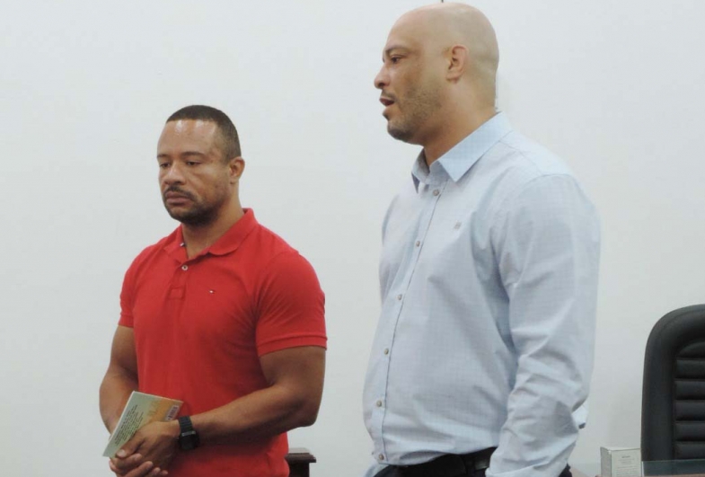 O professor Leandro e o vereador Bruno  conversam com os alunos