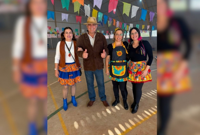 Prefeito João, Manuela (diretora da EMEF Iracema), coordenadora de Educação Keli e vice-diretora Mariana