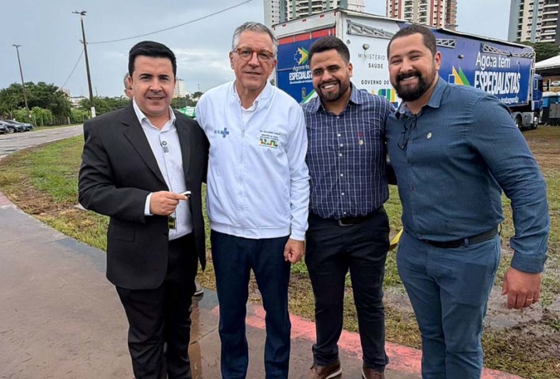 Prefeito Cristiano Amorim, ministro da saúde do Brasil Alexandre Padilha, secretário da saúde de Timburi  Cristiano Barbosa e o dentista Everson Rodrigues