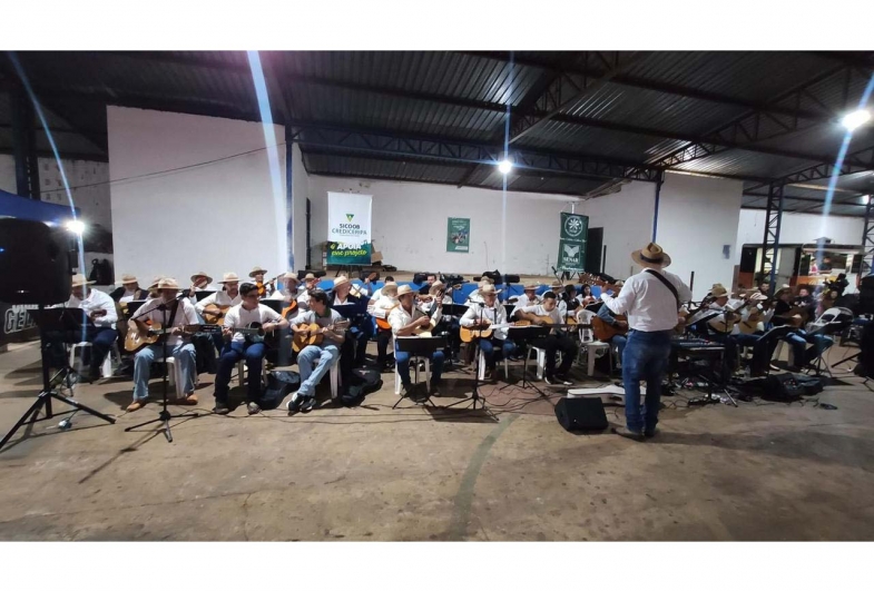 Violeiros e violeiras de Timburi se apresentam na Orquestra Regional de Viola Caipira