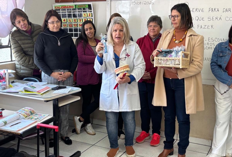 A dentista Rita orientou as crianças sobre a escovação e o uso correto do fio dental