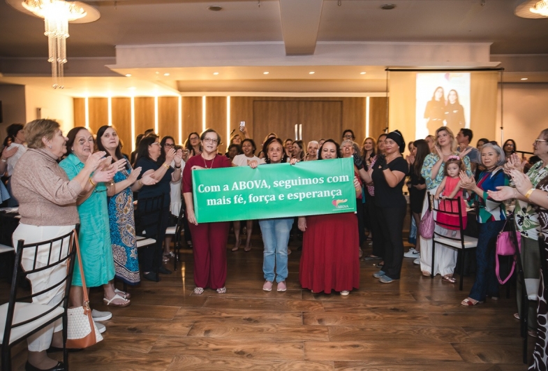 Pacientes assistidas pela entidade recebidas com aplausos