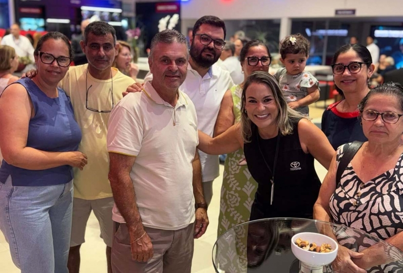 Luana Isfran, consultora de vendas,  clientes Toyota, Valdir e familia