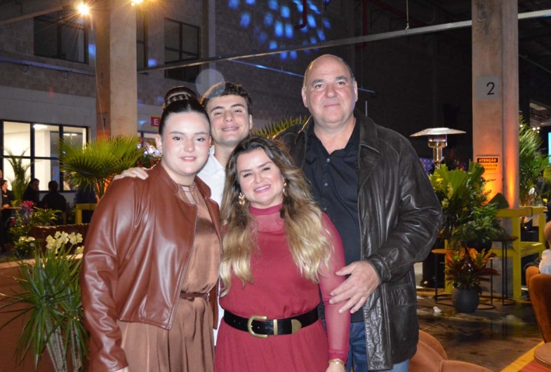 Sócio Roberval Menegazzo, sua esposa Daniely  e os filhos, Roberval Júnior e Maria Júlia