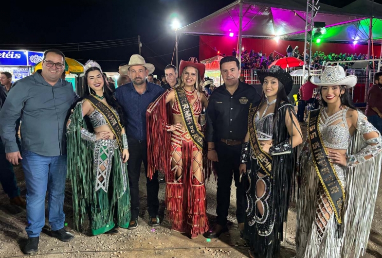 Presidente da Câmara Marcelo, vice-prefeito Luciano e o prefeito Cristiano com a corte da Fespinga 2026: a Rainha Isabella, Madrinha do Rodeio Bianca, Princesa Beatriz e Miss Simpatia Andrieli