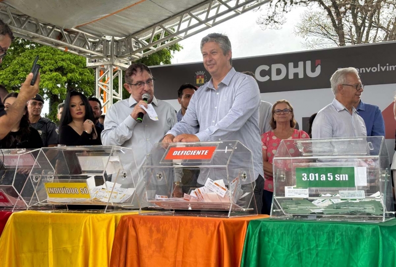 O presidente da câmara Sérgio Sá sorteando uma das casas