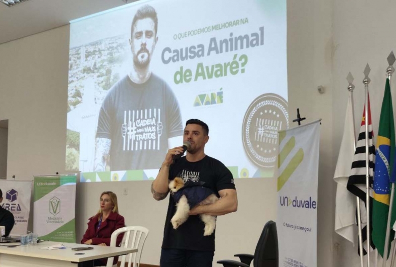 Deputado Bruno Lima durante a palestra
