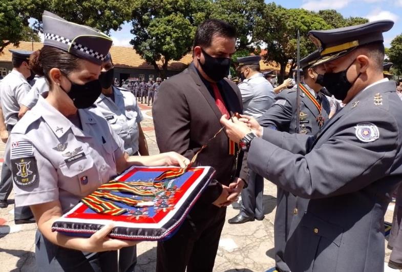 Prefeito Jô é homenageado com comenda da Polícia Militar