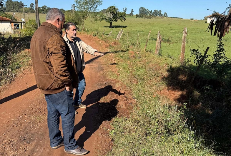 João e Adriano visitaram alguns locais no município, onde o prefeito apresentou demandas a serem  levadas para o parlamentar