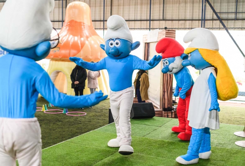 Parte da infância de muitas gerações, Smurfs se uniram ao Sicredi para levar educação ambiental a escolas Créditos: Divulgação/Sicredi
