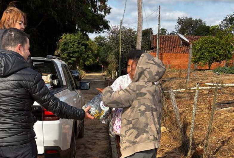 O programa Inverno Solidário arrecada e distribui  itens essenciais, promovendo solidariedade  e cuidado com a comunidade