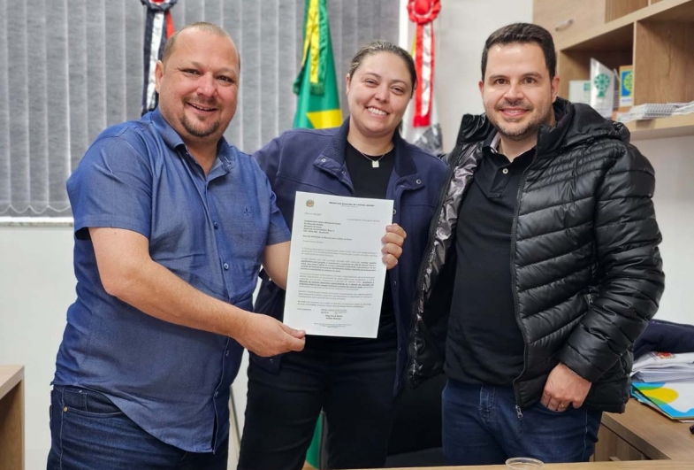 Prefeito Diego do Nino e secretária Catharine  Tonon com o assessor Humberto Tobé