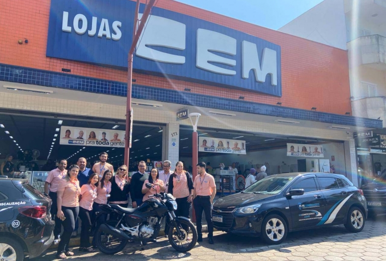 Presidente do Sincomercioários  Flávio Zandoná e ganhadora da moto Aline de Souza com a equipe das Lojas Cem