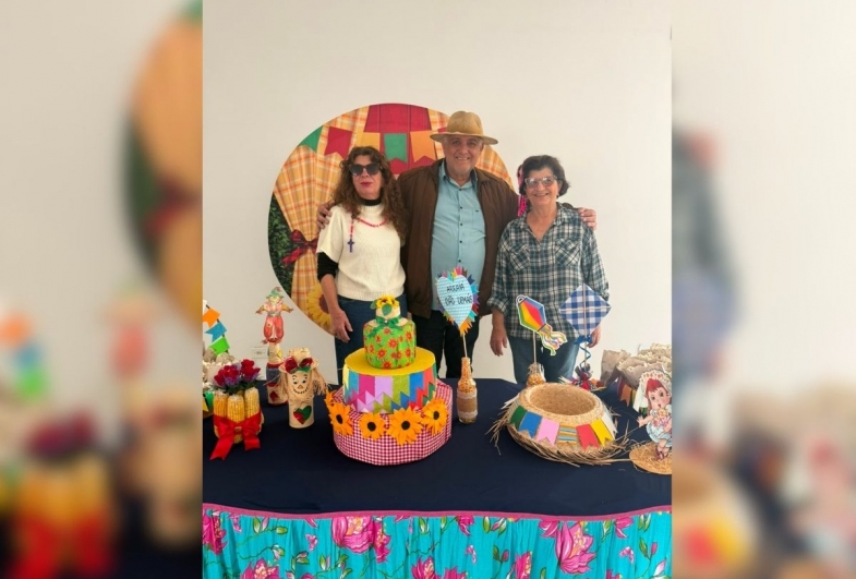 Participantes do projeto Conceição e Isaura  com o prefeito João da Tapera