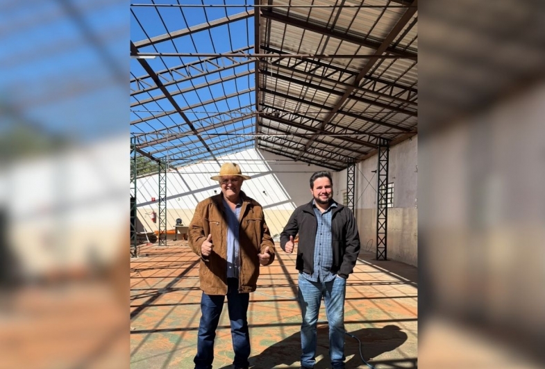 Prefeito João da Tapera acompanha obras de modernização do telhado da EMEF Iracema Marcondes de Alcântara