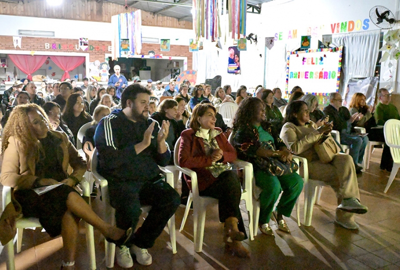 Estiveram presentes professores, estudantes, representantes de entidades, lideranças políticas, dirigentes sindicais e  integrantes de movimentos sociais