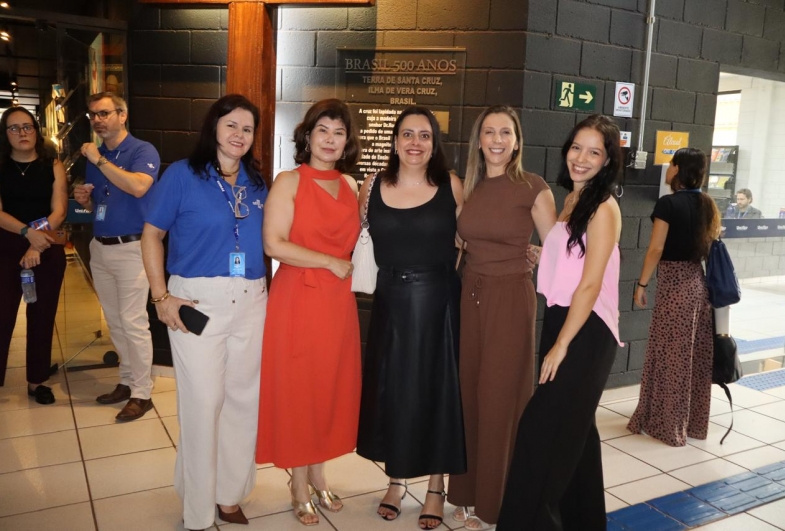 Simone, Elisângela, Juliana, Pety e Talita
