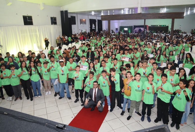 Famílias, estudantes, professores e autoridades celebraram juntos a conquista dos alunos da rede estadual