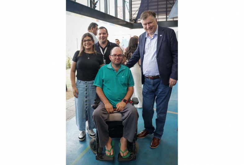 Juliana Assistência Social da Associação  dos Amigos da Pessoa com Deficiência, Flávio,  vice-presidente e Diego Secretário de Assistência Social