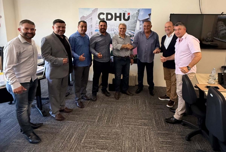 Sarutaienses reunidos com deputado Ricardo Madalena,  Silvio e a responsável técnica da CDHU