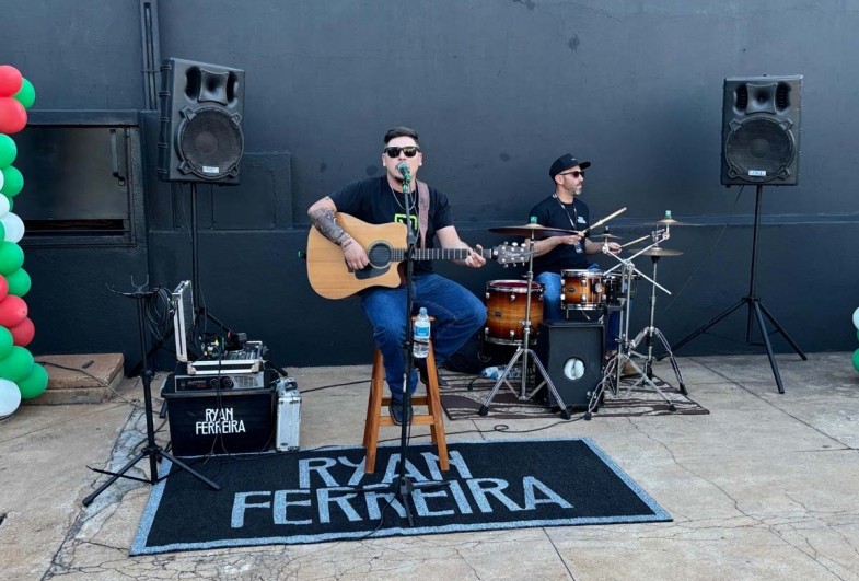 O cantor Ryan Ferreira animou a inauguração