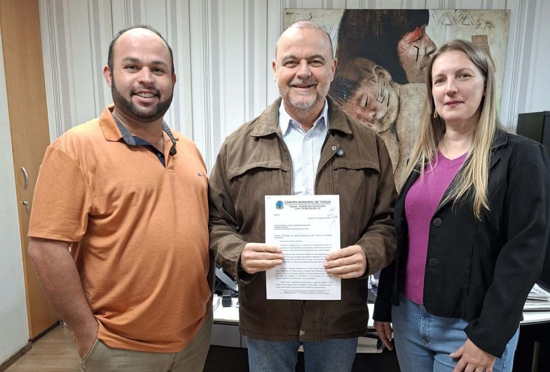 Assessor palamentar Carlinhos, deputado estadual  Ricardo Madalena e presidente da Câmara Regina