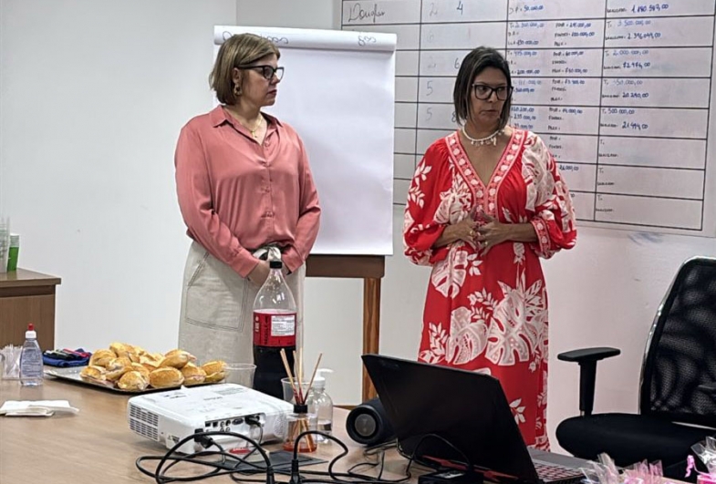 Psicóloga Daniela Viana  e secretária da Saúde  Regiane Medeiros