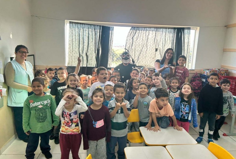Equipe epidemiológica e as crianças municipais