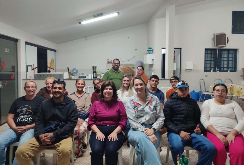 Alunos do período noturno com a professora Paulina  e a primeira-dama Elisângela Martins de Souza