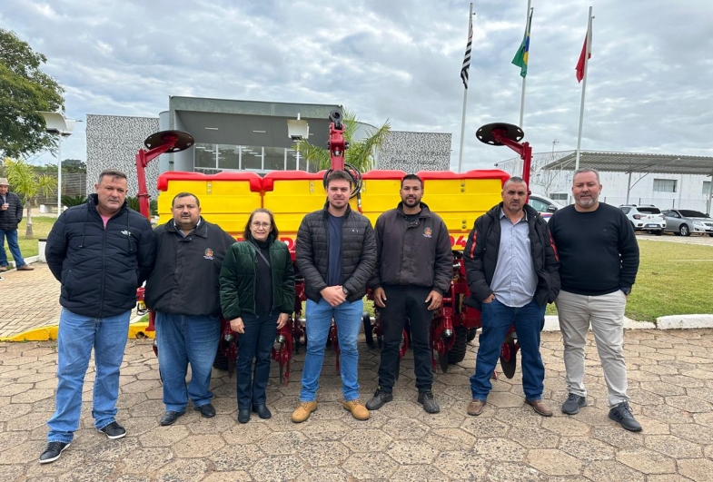 Fernando Cardoso secretário de Agricultura, André Cruz chefe de gabinete, Vereador Ton do Marino, Valdecir Urso, Nico produtor rural, Prefeito Diego do Nino, Nardinho, Herculano e Dito produtor rural