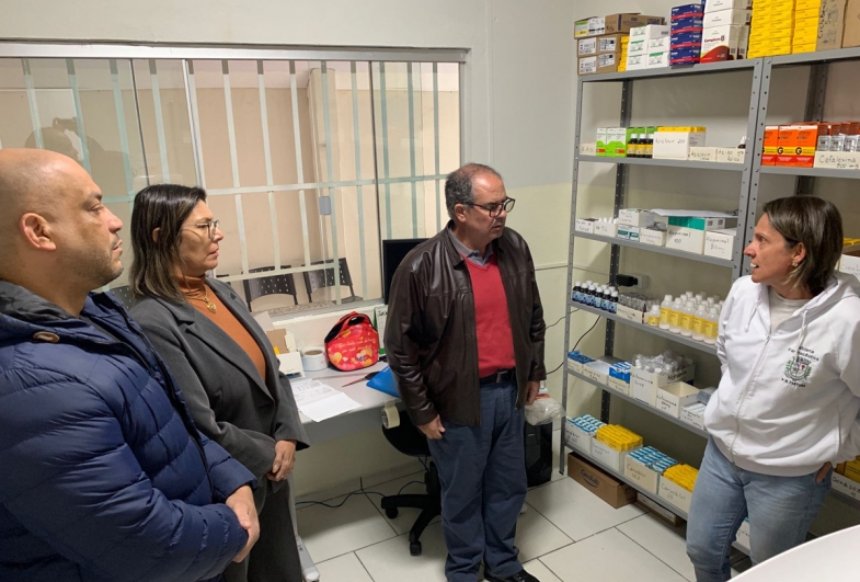 Gestores municipais dialogam com a farmacêutica Fabiana Gobbo sobre os detalhes da retomada do serviço