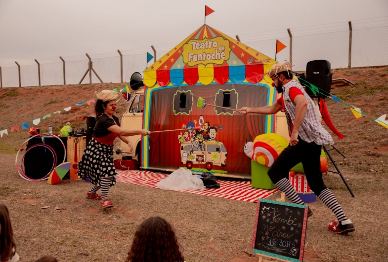 Cultura sobre rodas: palhaços Tampa e Panela se apresentam em Iaras