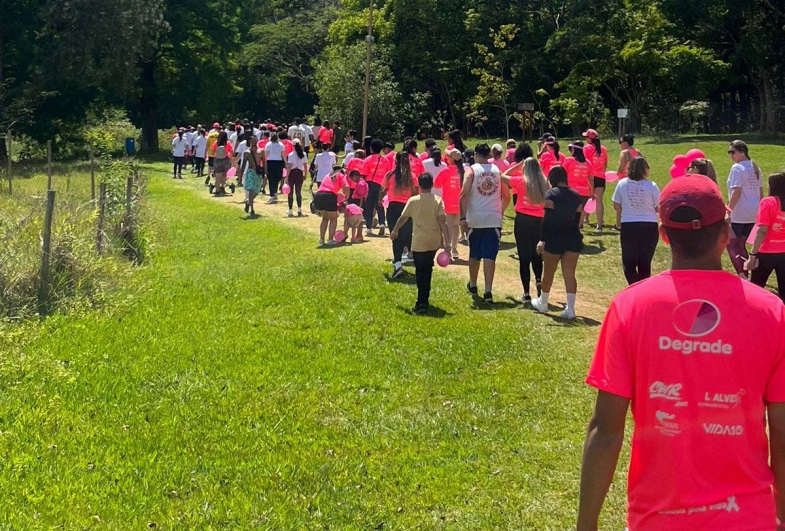 Cerca de 600 pessoas participaram da caminhada demonstrando engajamento e solidariedade em prol da causa