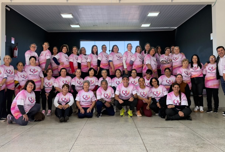 Secretarias da Mulher e Social entregam camisetas aos participantes do Projeto Movimento e Vida