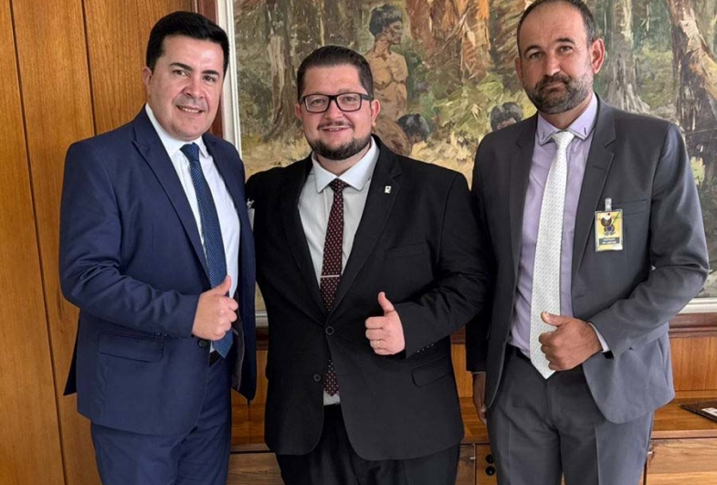 Prefeito Cristiano Amorim, gerente do Palácio  Jaderson Nogueira e Luciano Giamarco