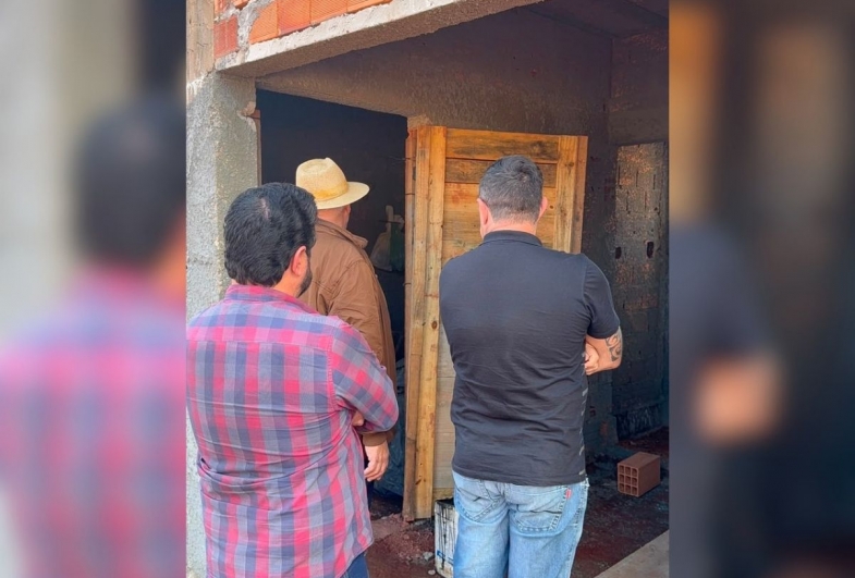 O prefeito e a equipe de obras vistoriaram o local