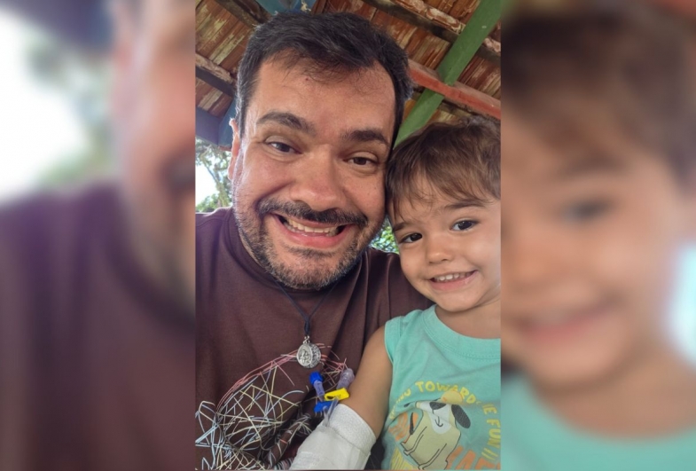 Conrado com o filho Luca durante seu tratamento de saúde