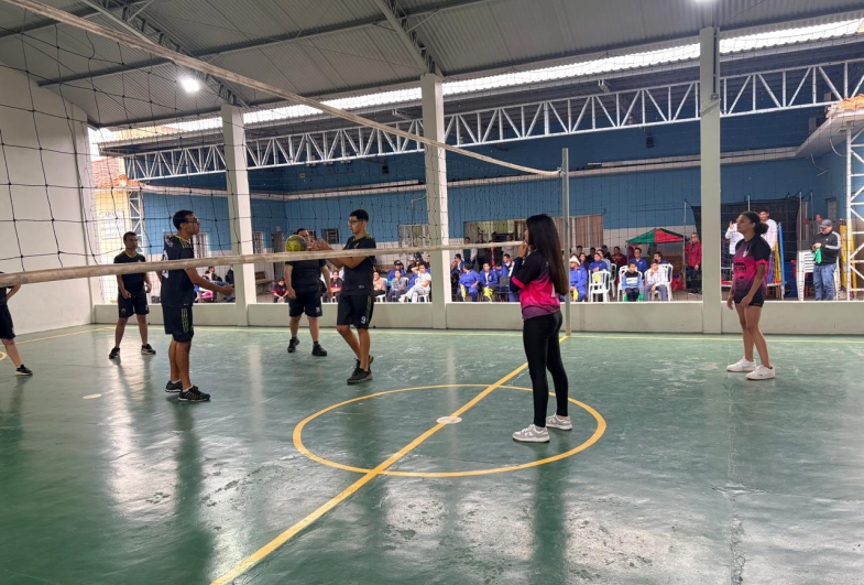 Jogo de vôlei adaptado promoveu inclusão, socialização e respeito às diferenças entre os participantes