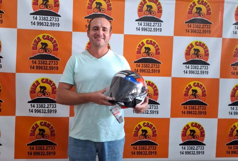 Adilson de Oliveira, ganhador do capacete