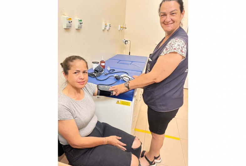 Agente de saúde  aferindo pressão após  conclusão do curso