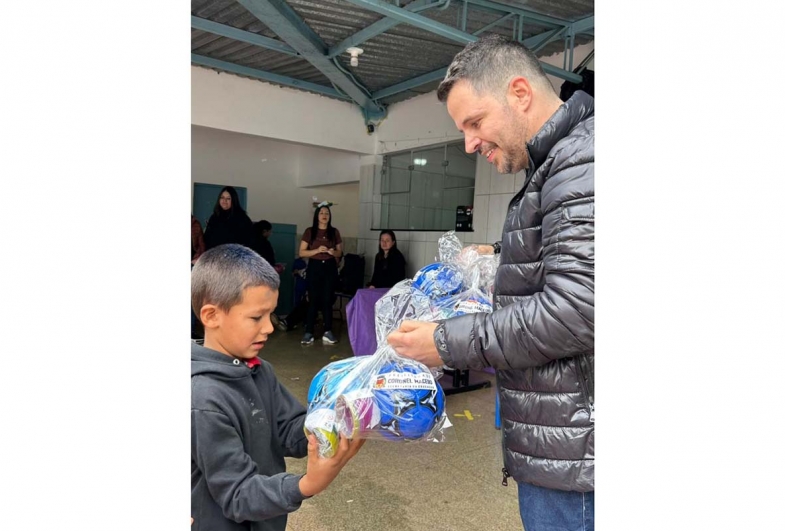 Prefeitura de Coronel Macedo distribui kits de brinquedos para as crianças da rede municipal