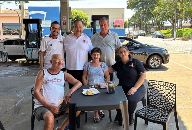 Em pé: vereador Henrique, Paulo e vereador Toninho Sentados: José, Angela e Darlene