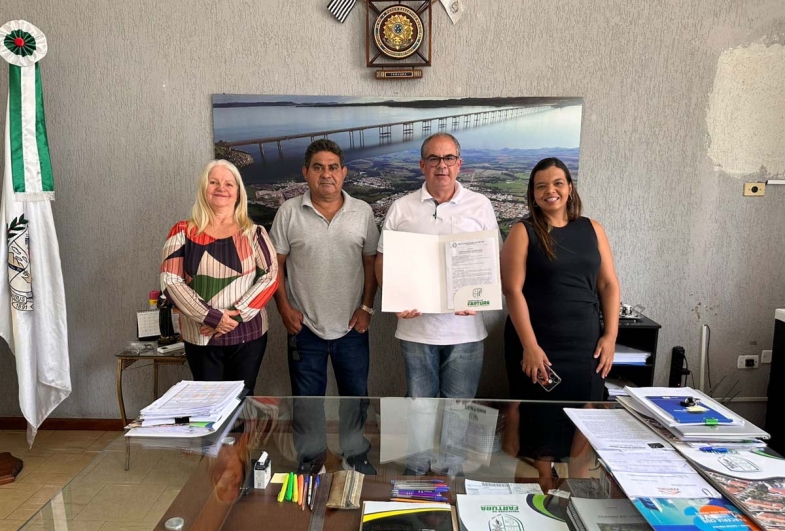 Lar São Vicente de Paulo – Irene Salles e Zé Preto em momento institucional com o prefeito Luiz Marcos e a secretária de Assistência Social, Ariele Silvério