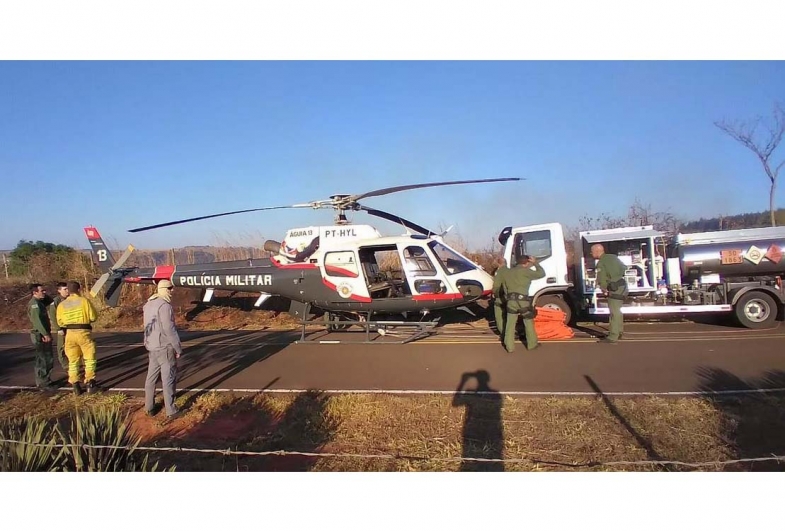 Diferentes técnicas de combate ao fogo estão sendo usadas