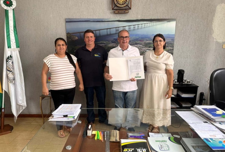 CEI Presbiteriana Independente – Célia e Moises em  momento institucional com o prefeito Luiz Marcos e  a secretária de Educação, Renata Amaro