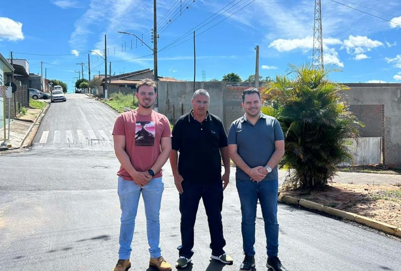 Coronel Macedo celebra conclusão de recapeamento asfáltico com investimento estadual de R$ 345 mil