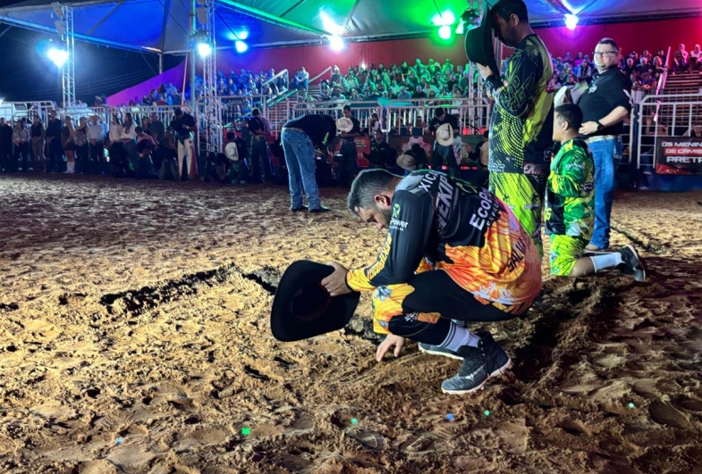 Os competidores do rodeio em touros compartilharam  momentos de respeito e gratidão na arena timburiense