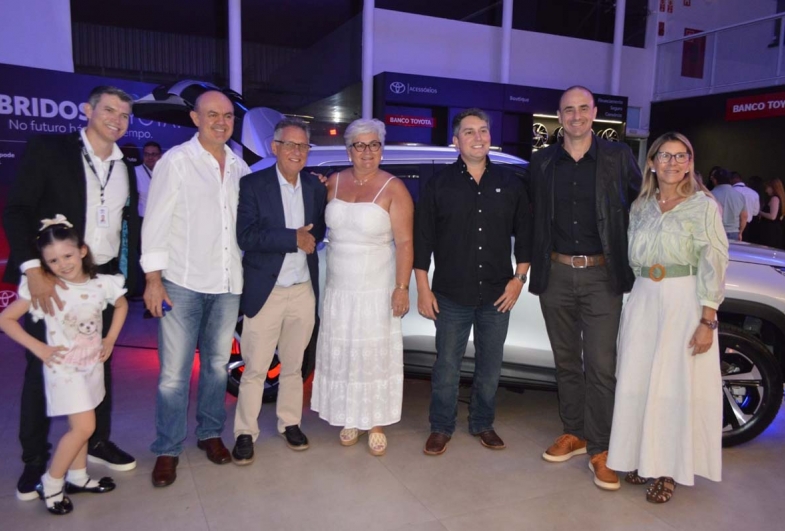 Ricardo Souza e Djalma Neto com clientes Toyota